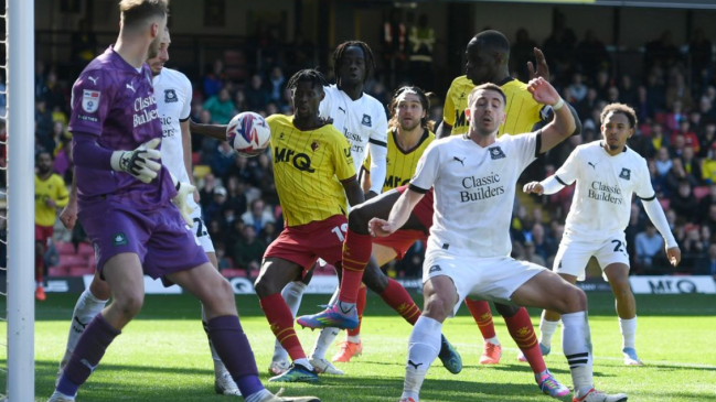 Francisco Sierralta fue titular en el empate de Watford por la Championship