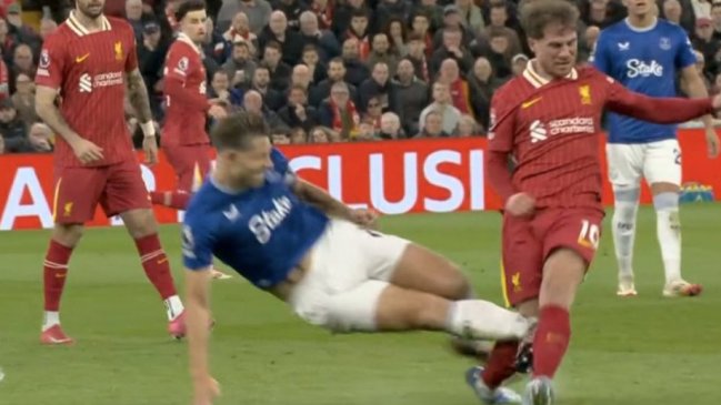 [VIDEO] Mac Allister recibió un planchazo brutal en el clásico de Liverpool ante Everton