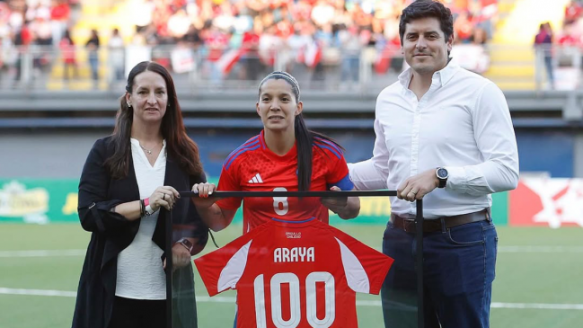 Karen Araya fue homenajeada tras alcanzar 100 partidos con La Roja femenina