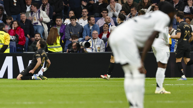 Real Madrid cayó agónicamente en casa ante Valencia y se alejó de la pelea por el título