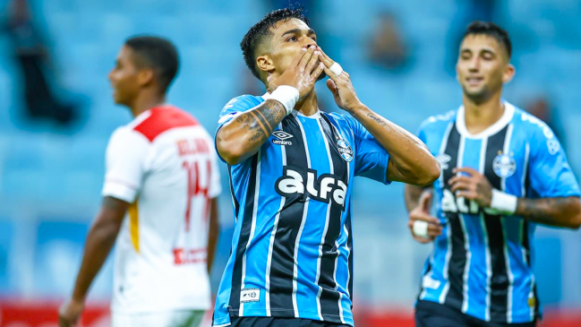 Alexander Aravena dijo presente en Gremio para el triunfo ante Atlético Grau en Sudamericana