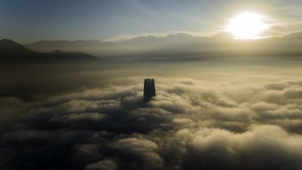   Las nubes envolvieron el Costanera Center en frío despertar en Santiago 