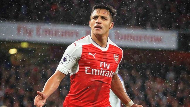 Alexis Sánchez se sumó a los festejos de Arsenal en la Champions
