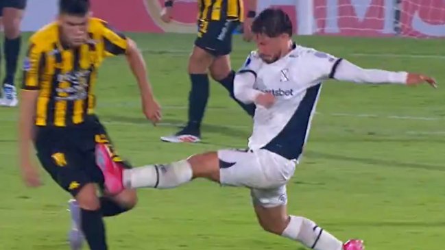 [VIDEO] Se salvó de la roja: La durísima patada que dio Felipe Loyola ante Guaraní