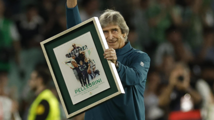   Betis homenajeó a Manuel Pellegrini por su récord de victorias en el club 