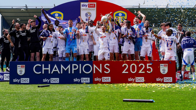 Leeds remontó sobre la hora y se alzó campeón en ajustado cierre de la Championship