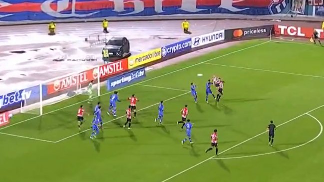 [VIDEO] Santiago Ascacíbar ganó en el área de la U y anotó el 2-0