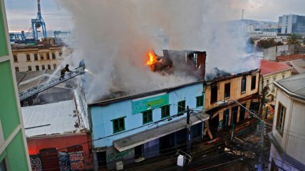   Incendio estructural afecta a inmuebles del Barrio Puerto de Valparaíso 