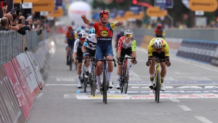   Mads Pedersen ganó en Albania y es el primer líder del Giro 