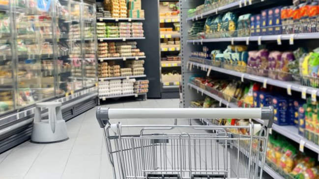 Supermercado deberá pagar $10 millones a clienta acusada falsamente de robo