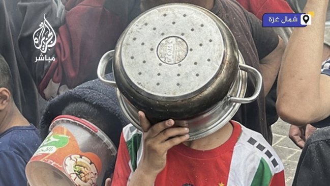 Palestino denunció crisis humanitaria en Gaza con foto de joven pidiendo comida con camiseta del club