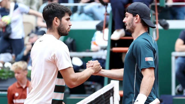 Carlos Alcaraz superó sin contratiempos el inicio de la defensa de su título en Roland Garros