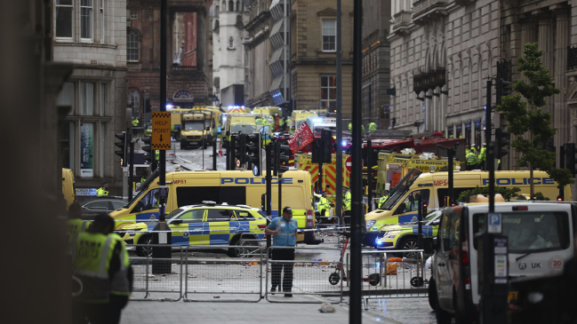 [VIDEOS] Conductor atropelló a múltiples hinchas en los festejos de Liverpool