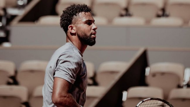 El tenista francés Arthur Fils se retiró de Roland Garros por una lesión