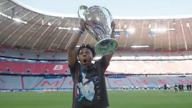 [VIDEO] Speed rompió el protocolo y levantó el trofeo de la Champions League