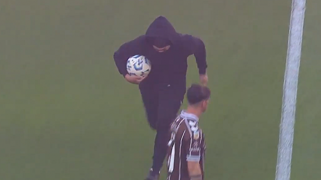 [VIDEO] Encapuchado robó la pelota para una campaña contra la piratería en Argentina