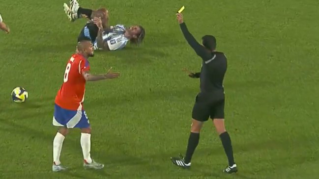 Arturo Vidal recibió amarilla y quedó suspendido para el choque con Bolivia