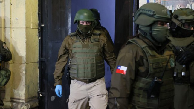 Carabineros allana edificio en Santiago en busca de implicados en doble homicidio de La Vega