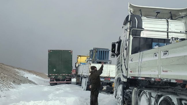 Antofagasta: Viajeros fueron rescatados tras quedar varados en la nieve