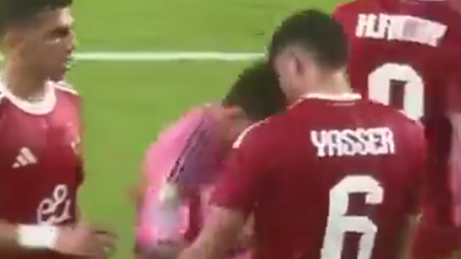 [VIDEO] Lionel Messi se enfrascó en una discusión y le propinó un cabezazo a jugador de Al Ahly