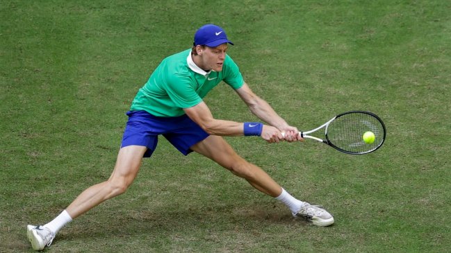Jannik Sinner abrió su temporada en césped con un triunfo ante Hanfmann