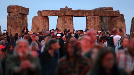   Miles de personas celebraron el solsticio de verano en Stonehenge 