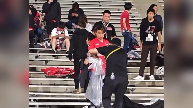 [VIDEO] Ejemplar: Hinchas de Urawa Red recogieron la basura en el Rose Bowl tras caída con Monterrey