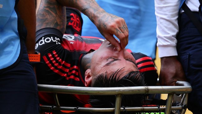 Por sospecha de fractura: Erick Pulgar fue trasladado a un hospital