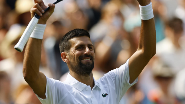 Djokovic avanzó a tercera ronda de Wimbledon con un sólido triunfo ante Evans