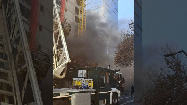 Incendio afectó subterráneo de edificio en construcción en Santiago