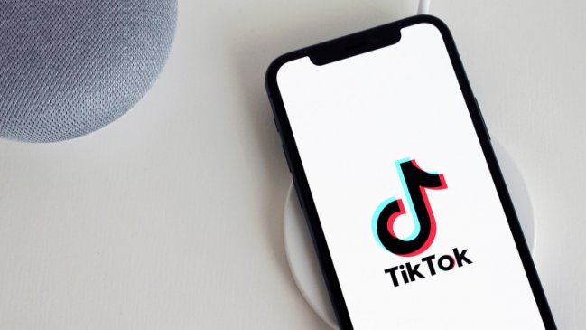 Tiktoker español arriesga un año de prisión por denigrar a menores de edad en redes