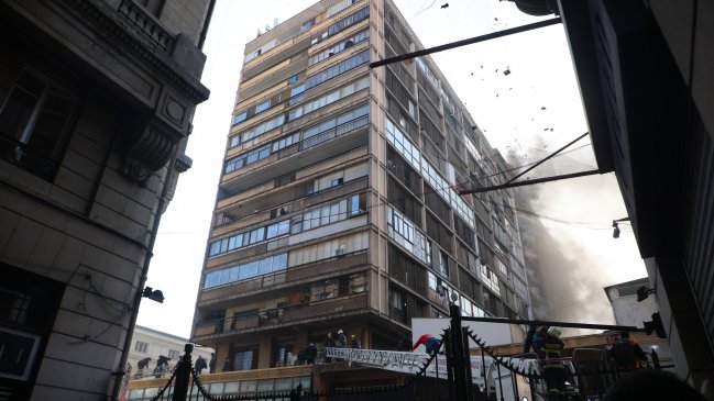 Locatarios denuncian robos tras incendio en edificio de Santiago