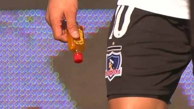 Comenzó caliente el Superclásico: Hinchas de la U le arrojaron una petaca a Claudio Aquino