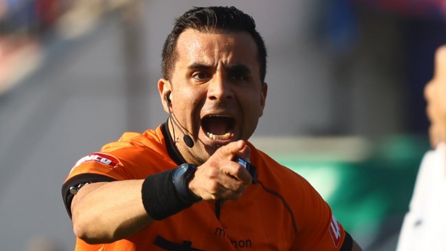 [VIDEO] Piero Maza sancionó el tercer penal del Superclásico tras falta contra Fabián Hormazábal
