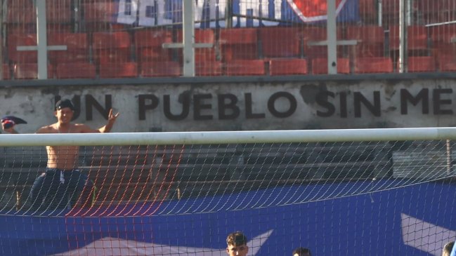 Los bajaron rápido: Hinchas colgaron lienzos en el Memorial del Nacional