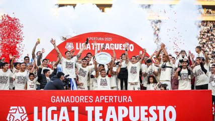   Rodrigo Ureña festejó un histórico tetracampeonato con Universitario en Perú 