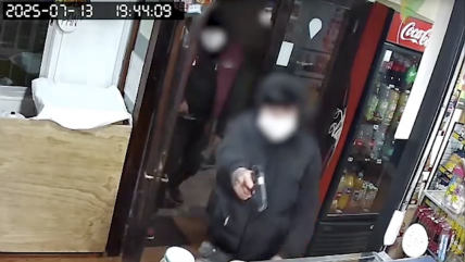   Padres entregaron a hijos adolescentes que asaltaron armados una botillería 