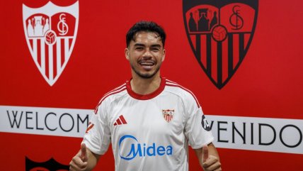  Un sonriente Gabriel Suazo fue presentado como nuevo jugador de Sevilla CF 