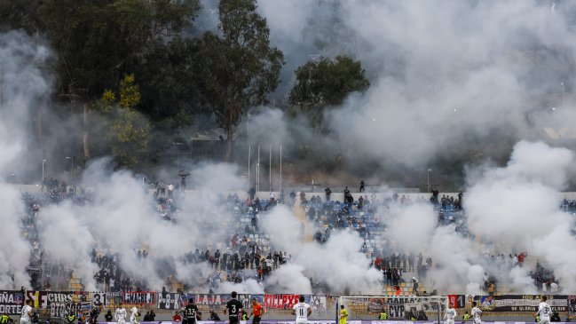 [VIDEO] Barristas de Colo Colo lanzaron petardos y bengalas en amistoso con Valladolid en Sausalito