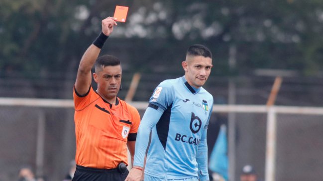 Alan Robledo recibió tres fechas de castigo por su expulsión ante Colo Colo