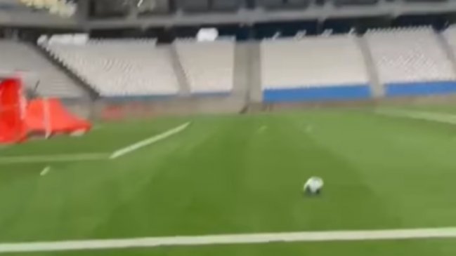 [VIDEO] La UC mostró cómo rueda la pelota en la cancha mojada del Claro Arena