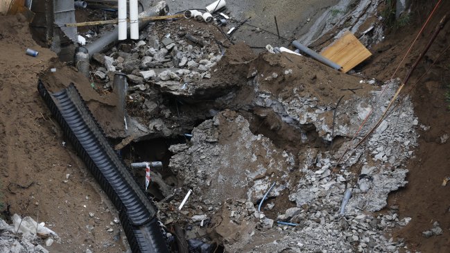 Socavón por escurrimiento de aguas servidas deja aislada a comunidad de Viña del Mar