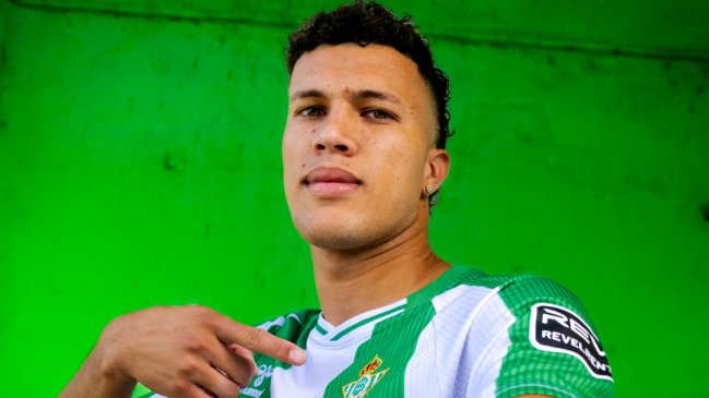 Real Betis anunció fichaje del colombiano Nelson Deossa hasta 2030