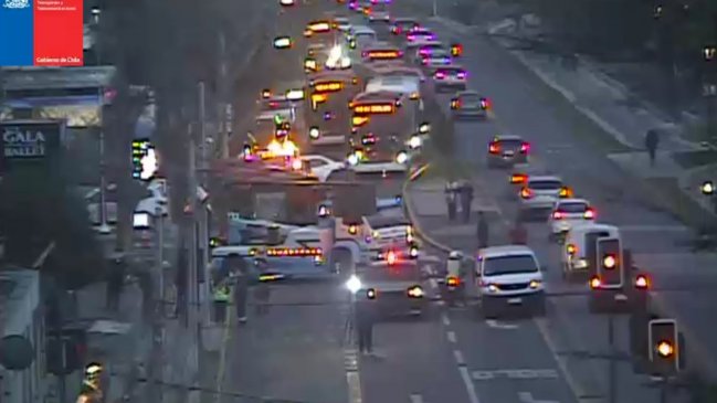 Bus RED chocó contra poste: Tránsito desviado y corte de luz en Tobalaba con Pocuro