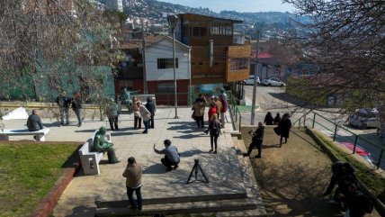 Reinauguraron esculturas de Mistral y Neruda en Plaza Los Poetas de Valparaíso