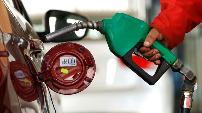 Bencinas tendrán baja en sus precios este jueves, pero kerosene y diésel aumentarán