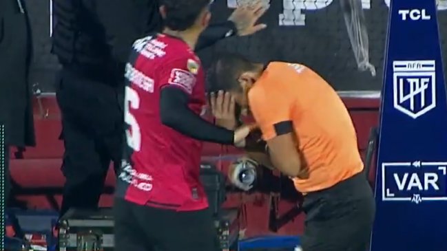 Árbitro fue agredido con proyectiles cuando revisaba el VAR en duelo de Newell's y Central Córdoba