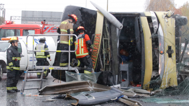 Al menos 15 lesionados por volcamiento de bus en Ruta 5 Sur