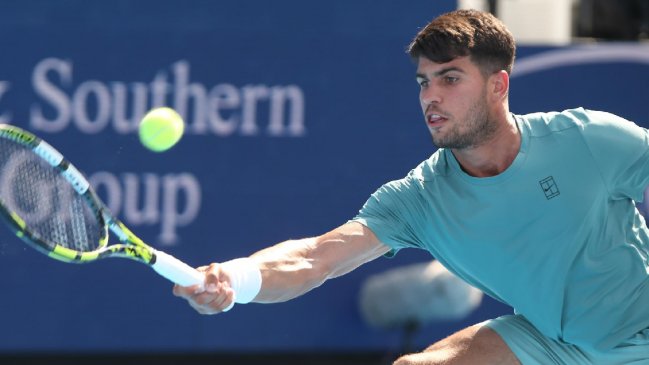 Carlos Alcaraz avanzó en Cincinnati tras exigida victoria sobre Dzumhur