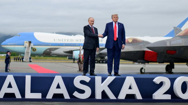 Alaska: Trump recibió a Putin con alfombra roja y un fuerte apretón de manos